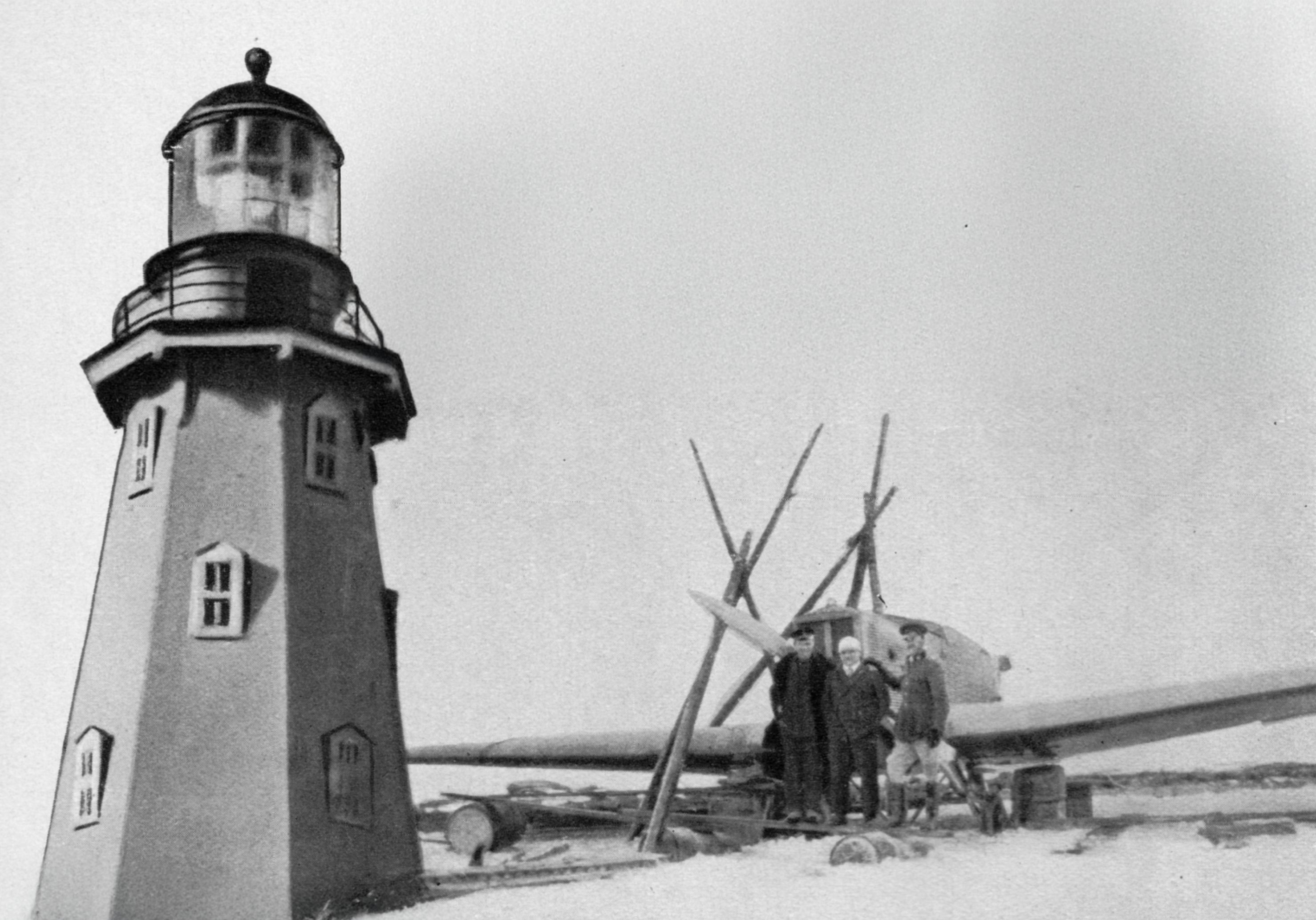 Der Leuchtturm und die gelandete „Bremen“